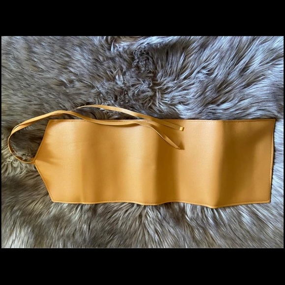 GLASS LADDER & CO
KATHERINE TECH ORGANIZER ROLL - Picture 4 of 5